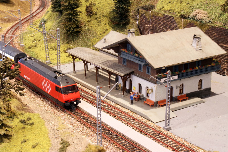 駅に到着する鉄道